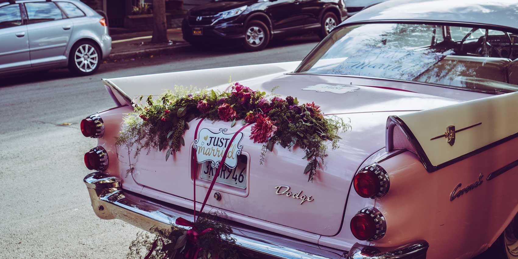 Wedding car decoration = décoration de voiture de mariage