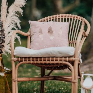 Coussin rose pâle motif plumes dorées