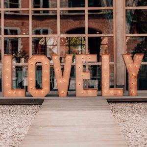 Lettres Lumineuses " LOVELY "