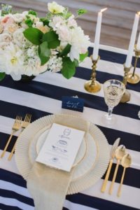 idée de déco mariage navy et blanc