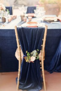 idée de déco mariage, noeud de chaise bleu marine