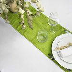 Chemin-de-table-taffetas-vert.jpg